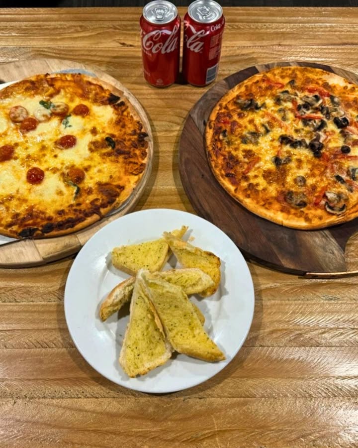 Featured image for “Pizza Meal Deals at Temora Hotel: Enjoy 2 Pizzas, Garlic Bread, and Drinks for $50!”